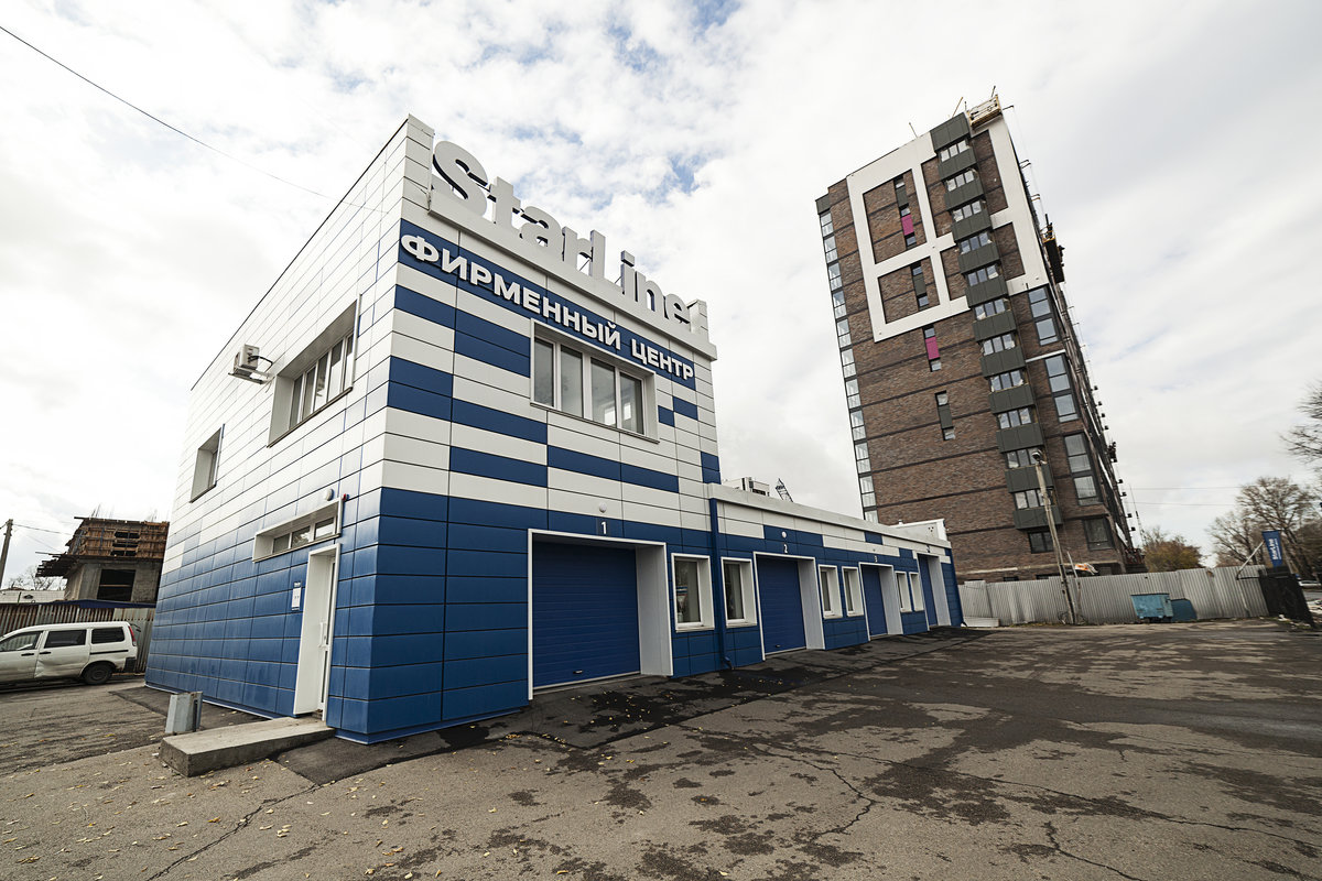 Фасад фирменного центра StarLine в Иркутске на Сибирских Партизан